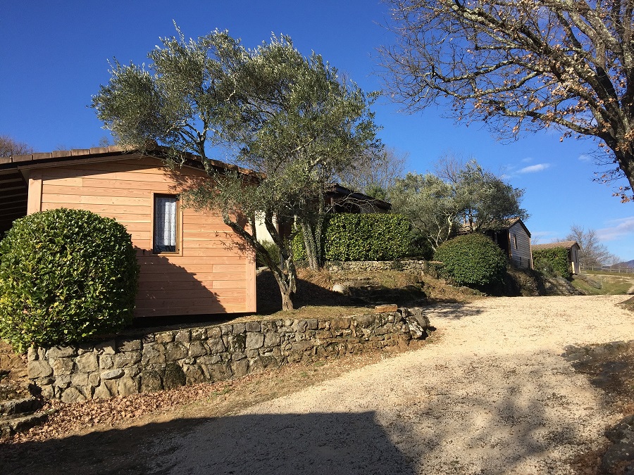 https://espace-ptl.ancv.com/appli/butterfly/data/medias_PA/PHOTOS/706222001001/706222001001TFbtw2jgxD-cle des champs ardeche soleil location de gite chalets Vallon Pont d'Arc.jpg